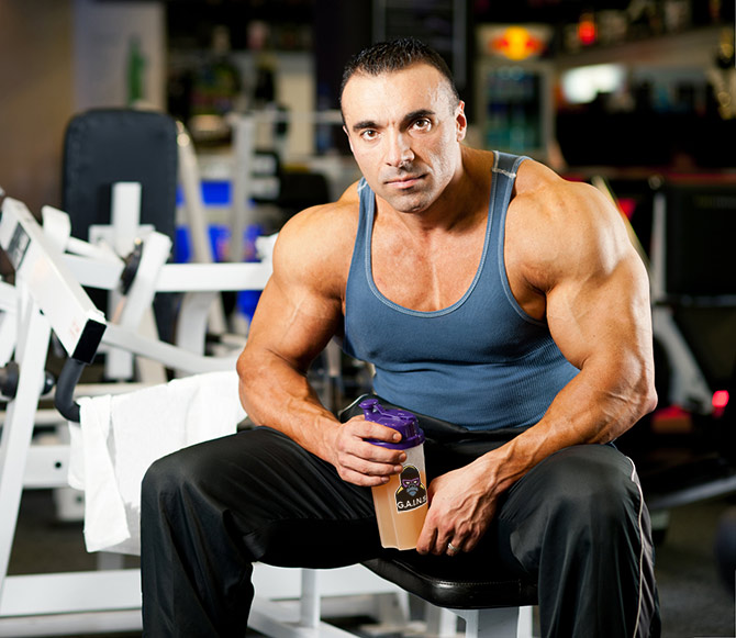 Man sitting with waterbottle in weight room